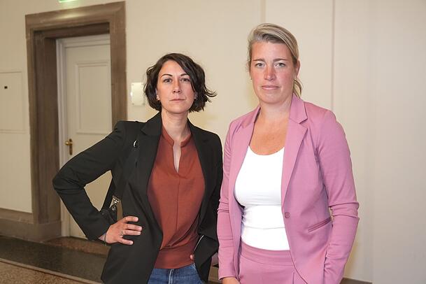 Malermeisterin und Klägerin Maren Kogge (l.) mit ihrer Anwältin Veronika Schönsteiner im Justizpalast vor Beginn der Sitzung. Malermeisterin und Klägerin Maren Kogge (l.) mit ihrer Anwältin Veronika Schönsteiner im Justizpalast vor Beginn der Sitzung.