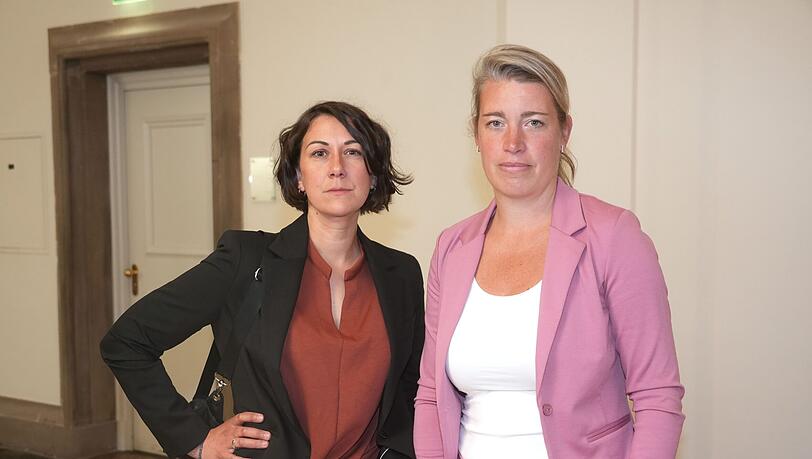Malermeisterin und Klägerin Maren Kogge (l.) mit ihrer Anwältin Veronika Schönsteiner im Justizpalast vor Beginn der Sitzung. Malermeisterin und Klägerin Maren Kogge (l.) mit ihrer Anwältin Veronika Schönsteiner im Justizpalast vor Beginn der Sitzung.