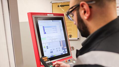 Ein syrischer Auszubildender in Deutschland. (Archivfoto aus Schleswig-Holstein)