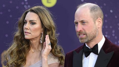 Prinzessin Kate und Prinz William legten bei den BAFTAs einen glamour&ouml;sen Auftritt hin, wirkten zwischendurch aber auch sehr ernst.