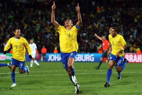 Er dankte dem Himmel: Brasiliens Kapitän Lucio nach seinem Siegtor zum 3:2 im Confed-Cup-Finale, verfolgt von den Mitspielern Luis Fabiano (l.) und Felipe Melo.