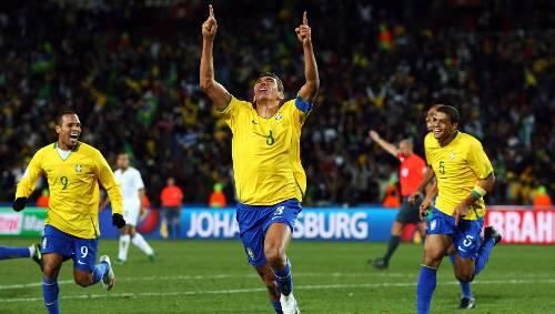Er dankte dem Himmel: Brasiliens Kapitän Lucio nach seinem Siegtor zum 3:2 im Confed-Cup-Finale, verfolgt von den Mitspielern Luis Fabiano (l.) und Felipe Melo. Er dankte dem Himmel: Brasiliens Kapitän Lucio nach seinem Siegtor zum 3:2 im Confed-Cup-Finale, verfolgt von den Mitspielern Luis Fabiano (l.) und Felipe Melo.