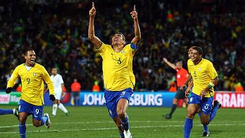 Er dankte dem Himmel: Brasiliens Kapitän Lucio nach seinem Siegtor zum 3:2 im Confed-Cup-Finale, verfolgt von den Mitspielern Luis Fabiano (l.) und Felipe Melo.