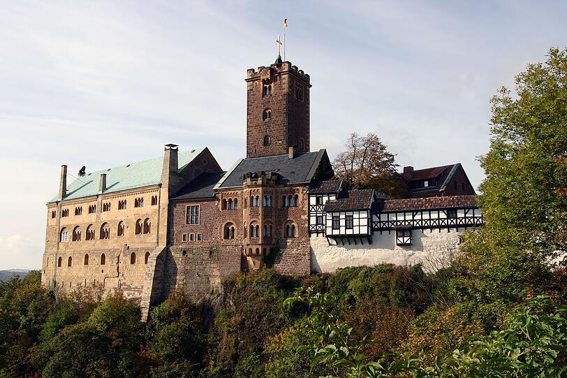 Die beeindruckende Burg am Rande Eisenachs spiegelt fast 1.000 Jahre deutsche Geschichte wider. Wohl ein Grund, warum die Wartburg zu den ersten Burgen Deutschlands zählt, die als UNESCO-Welterbe gelistet wurde. Denn wie keine andere Burg in Deutschland wurde der Bau von 1067 Zeitzeuge wichtiger Ereignisse - vor allem nach 1521/1522 ... Die beeindruckende Burg am Rande Eisenachs spiegelt fast 1.000 Jahre deutsche Geschichte wider. Wohl ein Grund, warum die Wartburg zu den ersten Burgen Deutschlands zählt, die als UNESCO-Welterbe gelistet wurde. Denn wie keine andere Burg in Deutschland wurde der Bau von 1067 Zeitzeuge wichtiger Ereignisse - vor allem nach 1521/1522 ...