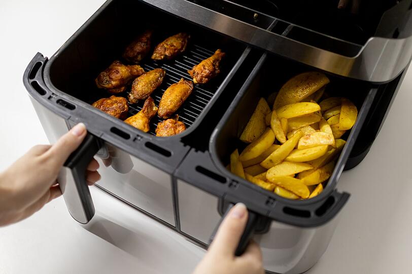 Viele Verschmutzungen lassen sich vermeiden, wenn der Airfryer sachgem&auml;&szlig; eingesetzt wird - dazu geh&ouml;rt auch die passende Auswahl der Speisen. Sehr wasserreiche oder fl&uuml;ssige Lebensmittel eignen sich nicht f&uuml;r den Airfryer und hinterlassen R&uuml;ckst&auml;nde. Auch ein &uuml;berf&uuml;llter Korb sorgt oft f&uuml;r ungleichm&auml;&szlig;ige Ergebnisse und mehr Verschmutzung - ein Ger&auml;t mit zwei F&auml;chern kann hier Abhilfe schaffen.