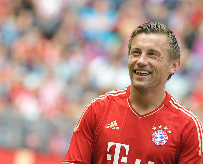 IVICA OLIC: Von den Fans bei seiner Einwechslung (71.) gefeiert, watschelte der Kroate durch die Partie und explodierte dann bei seinem wunderbarem Hechtkopfball zum 5:0 (80.). Auf Grund muskulärer Probleme durch einen Schalg während dem Spiel ist fraglich ob Olic am Dienstag spielen kann. NOTE 2