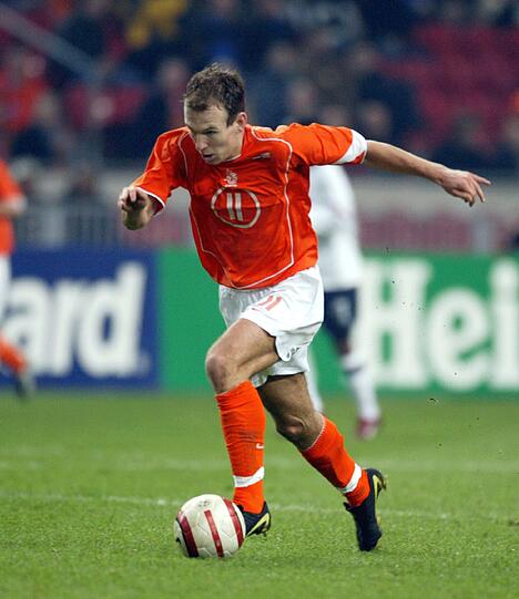Denn die Karriere des Arjen Robben ist geprägt von ständigen Aufs und Abs: Nach seinem überzeugenden Profi-Debüt in der Spielzeit 2002/2003, als Robben mit dem PSV Eindhoven die Meisterschaft in der niederländischen Ehrendividie gewann, wurde der technisch versierte Mittelfeldspieler beriets in jungen Jahren schnell in die "Elftal" berufen.