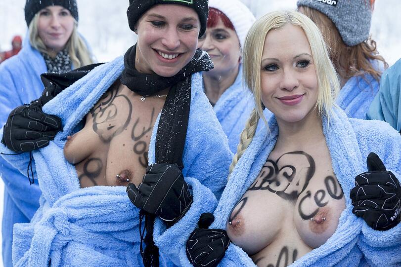 Schnelle Kurven, rasante Fahrten und tiefe Einblicke. Die Bilder von der irren Nackt-Rodel-Gaudi in Altenberg.