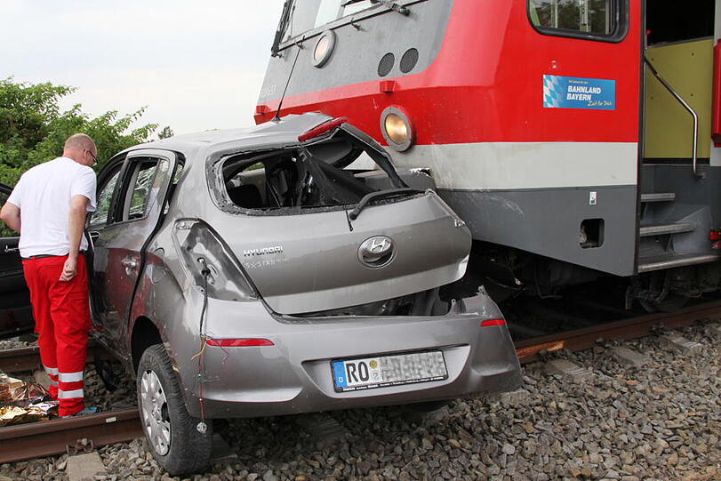 Bei einem schweren Unfall mit einem Regionalzug ist am Mittwochmorgen eine junge Autofahrerin ums Leben gekommen.