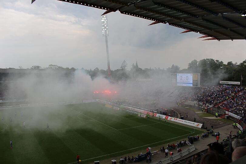Die Bilder von der Pyro-Show der Löwen-Fans in Karlsruhe