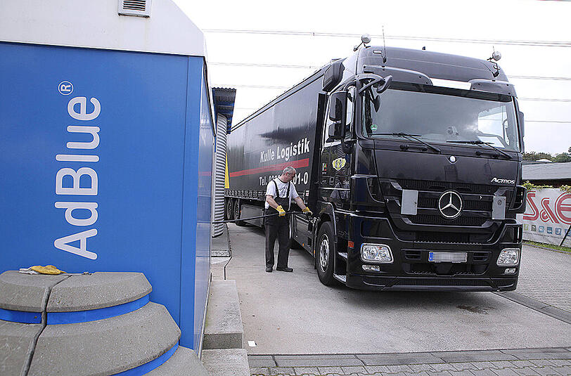 Das ist eine AdBlue-Zapfsäule: Hier tanken Lkw eine auf Harnstoff basierende Flüssigkeit, die mit einem Katalysator Stickoxid rausfiltern.
