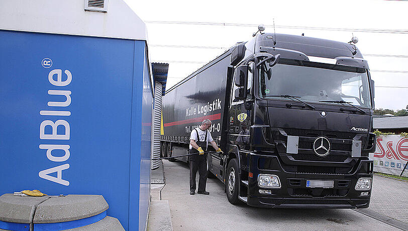 Das ist eine AdBlue-Zapfsäule: Hier tanken Lkw eine auf Harnstoff basierende Flüssigkeit, die mit einem Katalysator Stickoxid rausfiltern. Das ist eine AdBlue-Zapfsäule: Hier tanken Lkw eine auf Harnstoff basierende Flüssigkeit, die mit einem Katalysator Stickoxid rausfiltern.