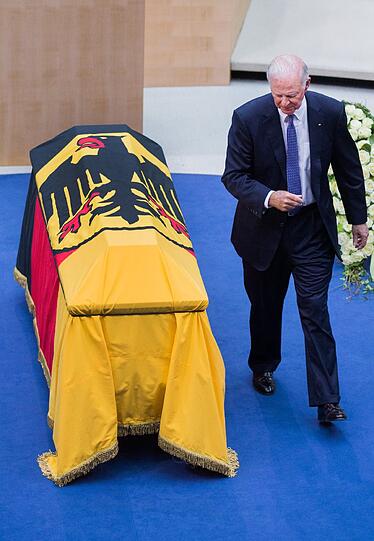 James Baker, ehemaliger Außenminister der Vereinigten Staaten von Amerika, geht beim Staatsakt für den verstorbenen früheren Außenminister Hans-Dietrich Genscher am Sarg vorbei.