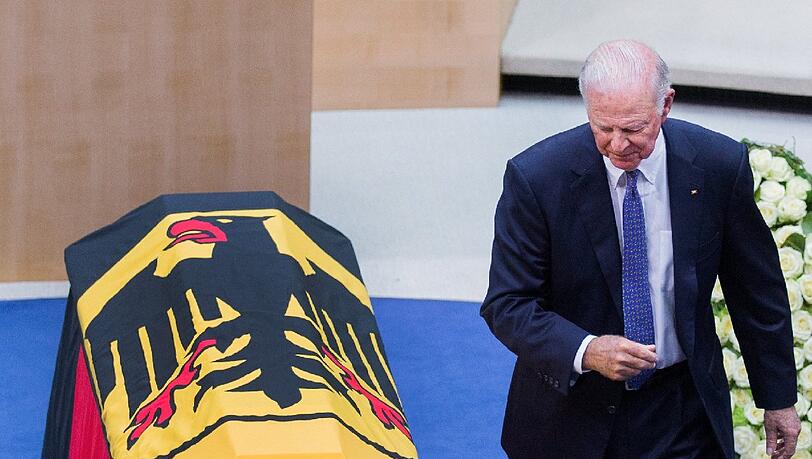 James Baker, ehemaliger Außenminister der Vereinigten Staaten von Amerika, geht beim Staatsakt für den verstorbenen früheren Außenminister Hans-Dietrich Genscher am Sarg vorbei. James Baker, ehemaliger Außenminister der Vereinigten Staaten von Amerika, geht beim Staatsakt für den verstorbenen früheren Außenminister Hans-Dietrich Genscher am Sarg vorbei.