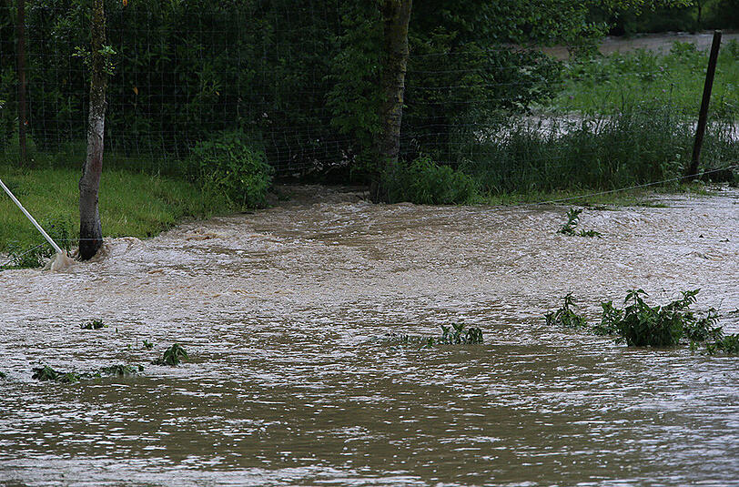 Keller auspumpen und dem Hochwasser Herr werden &ndash; am Sonntagnachmittag war die Feuerwehr in Kirchdorf bei Haag im Einsatz. Die Bilder.