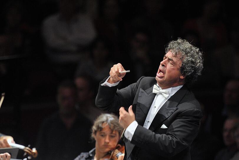 Semyon Bychkov dirigiert mit vollem Einsatz.