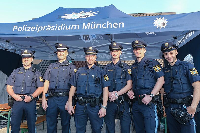 Die AZ hat die Polizisten der Wiesnwache für einen Tag begleitet: Wegerklärungen, "Kotzhügel"-Besuche, Festnahmen und einiges mehr - klicken Sie sich durch die Bilderstrecke.