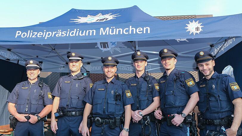Die AZ hat die Polizisten der Wiesnwache für einen Tag begleitet: Wegerklärungen, "Kotzhügel"-Besuche, Festnahmen und einiges mehr - klicken Sie sich durch die Bilderstrecke. Die AZ hat die Polizisten der Wiesnwache für einen Tag begleitet: Wegerklärungen, "Kotzhügel"-Besuche, Festnahmen und einiges mehr - klicken Sie sich durch die Bilderstrecke.