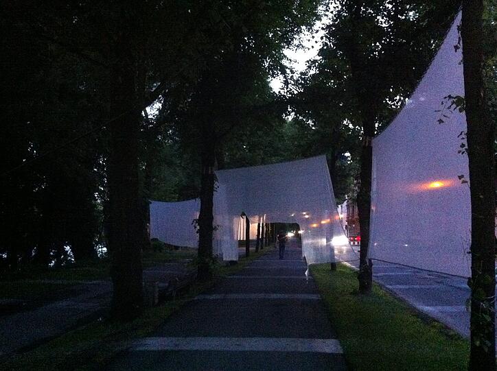 Auto-Sperre am "Isarboulevard": Hier war am Wochenende Platz für weiße Kunst, und für die Fußgänger.