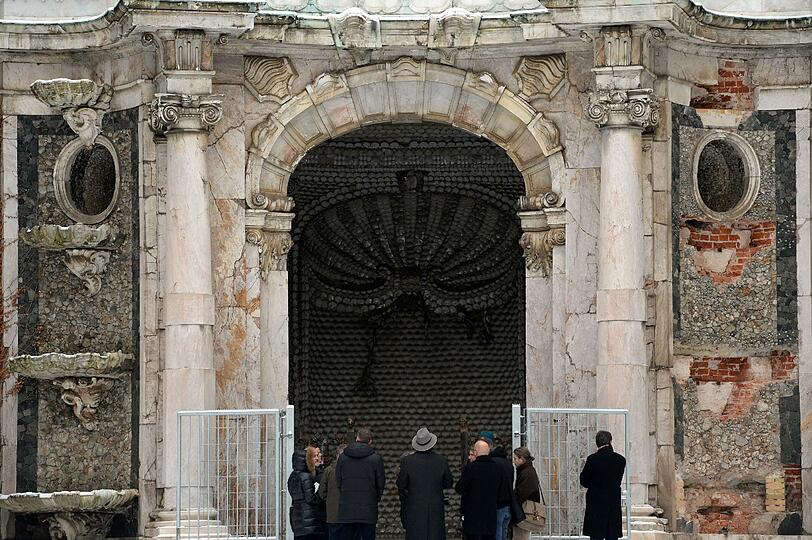 Die Neptungrotte im Schlosspark Sanssouci. Bis 2018 soll das schwer beschädigte Bauwerk im neuem Glanz erstrahlen. Die Kosten werden auf 3,5 Millionen Euro geschätzt. Fernsehmoderator Günther Jauch hat mit einer Spende von einer Million Euro den Startschuss für die Sanierung gegeben.