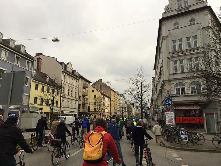 Bei der Demo am Samstag war etwa eine Stunde lang Ausnahmezustand. Danach rollten hier wieder die Autos.