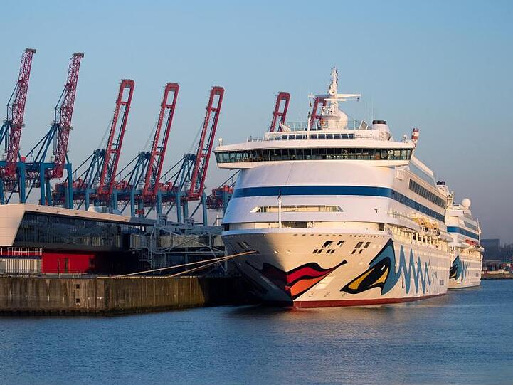 Die beiden Aida-Schiffe "Aidaaura" und "Aidacara" (r) liegen am Kreuzfahrt-Terminal Steinwerder.