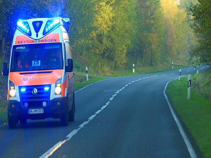 Rettungswagen im Einsatz. Foto: Jens Wolf/dpa-Zentralbild/dpa/Symbolbild