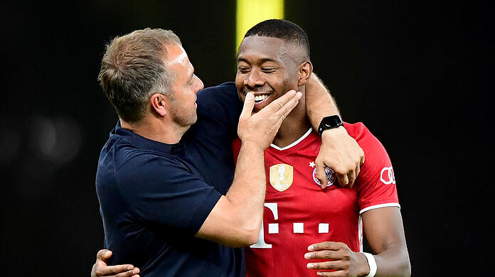 Geht es vielleicht mit Charme? Bayern-Trainer Hansi Flick (l) lobt David Alaba, der seinen Vertrag beim FC Bayern München verlängern soll. (Archivbild)