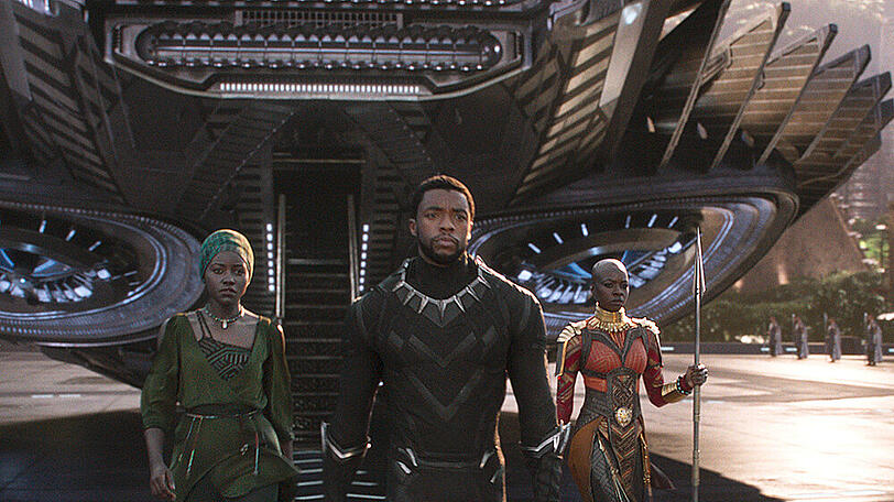 Chadwick Boseman mit Lupita Nyong'o (l.) und Danai Gurira (r.) in "Black Panther".