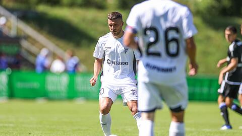 Lukas Podolski spielt den Ball mit dem Fuß.