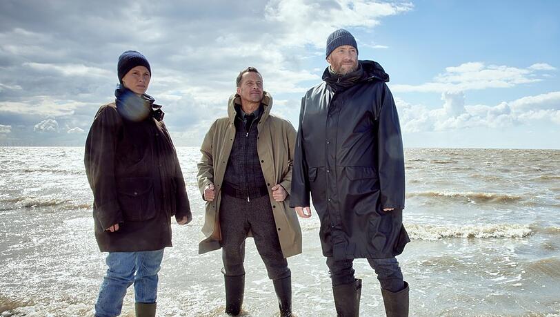 "Ostfriesenwut": Ann Kathrin Klaasen (Picco von Groote, l.), Rupert (Barnaby Metschurat, m.) und Frank Weller (Christian Erdmann) haben es in ihrem neuen Fall mit Erpressern zu tun.