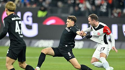 Mario Götze (rechts) kämpft mit Maximilian Eggestein um den Ball