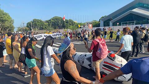 Aktivisten tanzen, um anlässlich der Weltklimakonferenz #COP30 zu protestieren.