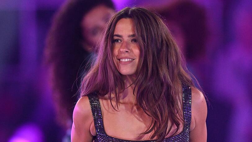 Schlagersängerin Vanessa Mai verrät in ihrem Podcast, warum das neue Musikvideo zu ihrem Song "Ich Fall in Love" noch einmal neu gedreht wurde. Schlagersängerin Vanessa Mai verrät in ihrem Podcast, warum das neue Musikvideo zu ihrem Song "Ich Fall in Love" noch einmal neu gedreht wurde.