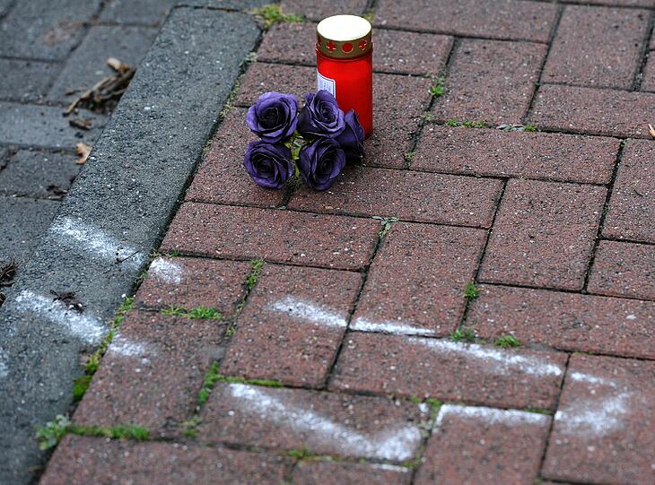 Der 35-jährige Iraker hatte am Montagnachmittag auf offener
Straße seine 13 Jahre alte Tochter erschossen.