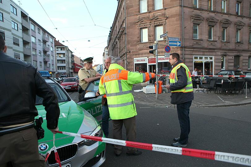 In Nürnberg ist ein Mann vor einem Café in eine Menschengruppe gerast. Die Polizei ermittelt wegen Mordversuchs.