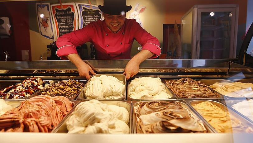 Der verrückte Eismacher in der Maxvorstadt. Wer sich traut, kann Tortilla-Chips- mit Guacamole-Eis kombinieren. Der verrückte Eismacher in der Maxvorstadt. Wer sich traut, kann Tortilla-Chips- mit Guacamole-Eis kombinieren.