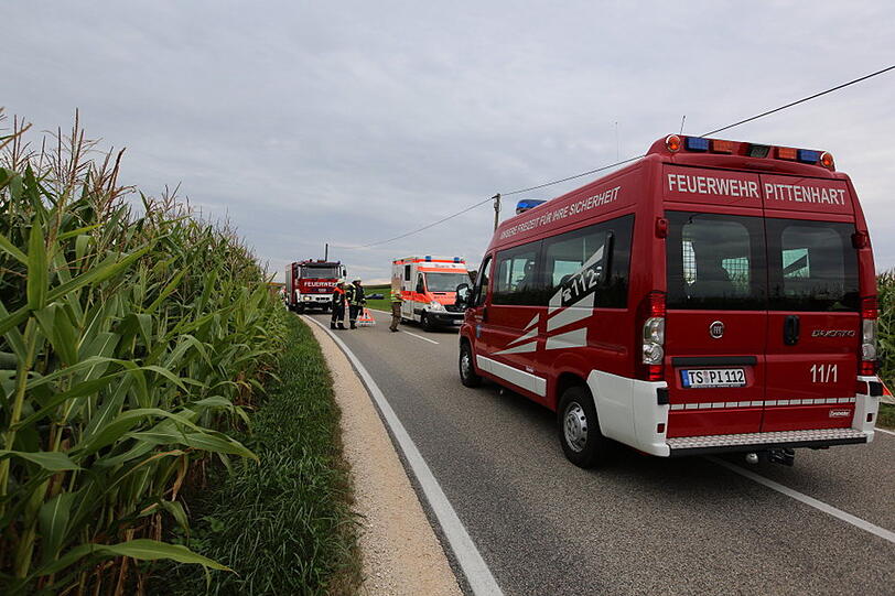 Beim Versuch dem entgegenkommenden Auto auszuweichen, touchierte der Motorradfahrer das Auto, stürzte in ein Maisfeld und verletzte sich schwer.