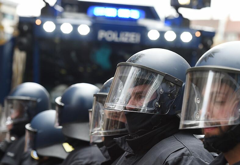 Sieben Polizisten erlitten durch die Böller der Hooligans ein Knalltrauma. (Archivbild)
