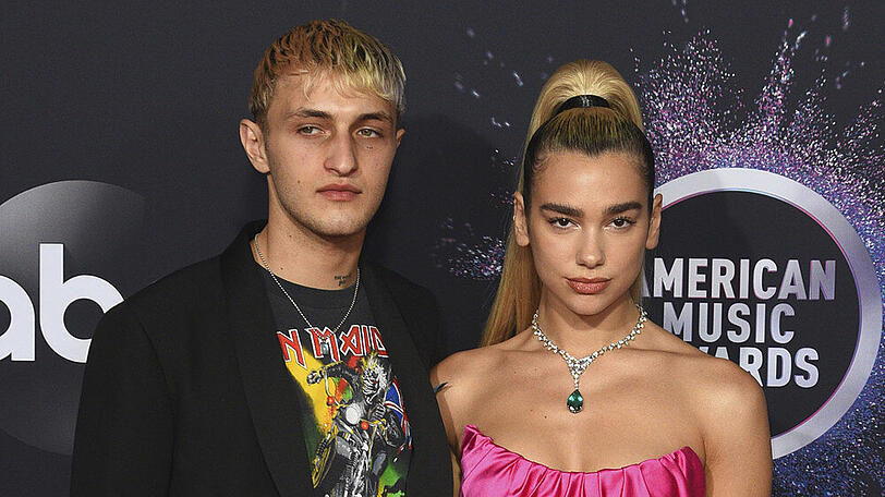 Dua Lipa und Anwar Hadid auf dem roten Teppich der American Music Awards in Los Angeles