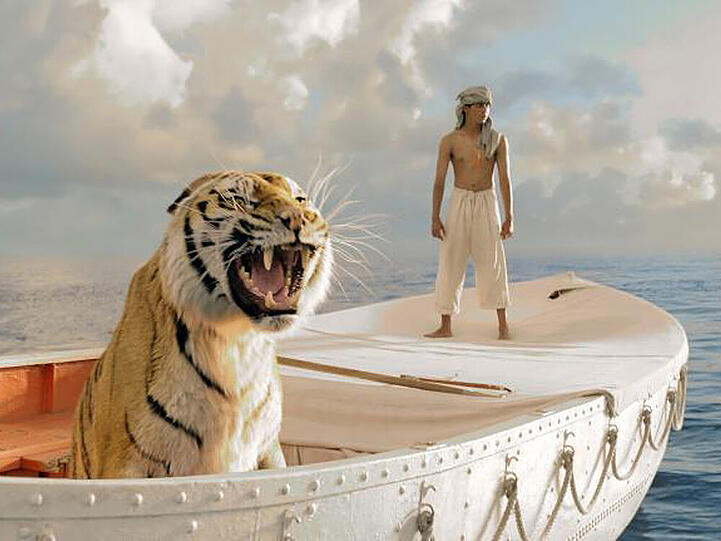 "Life of Pi": Nach einer Schiffskatastrophe treibt Pi Patel (Suraj Sharma), in einem Rettungsboot mitten auf dem Ozean - zusammen mit einem Bengalischen Tiger