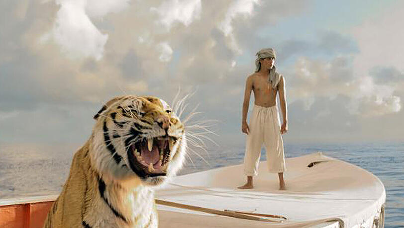 "Life of Pi": Nach einer Schiffskatastrophe treibt Pi Patel (Suraj Sharma), in einem Rettungsboot mitten auf dem Ozean - zusammen mit einem Bengalischen Tiger "Life of Pi": Nach einer Schiffskatastrophe treibt Pi Patel (Suraj Sharma), in einem Rettungsboot mitten auf dem Ozean - zusammen mit einem Bengalischen Tiger