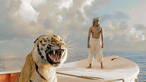 "Life of Pi": Nach einer Schiffskatastrophe treibt Pi Patel (Suraj Sharma), in einem Rettungsboot mitten auf dem Ozean - zusammen mit einem Bengalischen Tiger