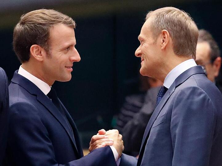 Ratspräsident Donald Tusk (r), im Gespräch mit Frankreichs Präsident Emmanuel Macron.