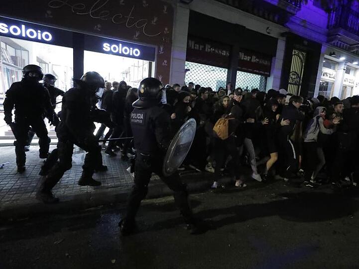Sicherheitskräfte gehen gegen Demonstranten vor.