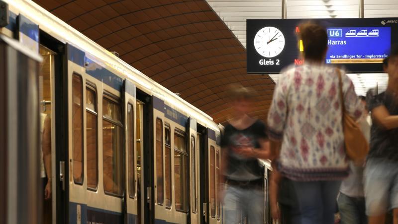 Fahrgäste steigen in München in einen Zug der U-Bahn. Foto: Daniel Karmann/Archiv Fahrgäste steigen in München in einen Zug der U-Bahn. Foto: Daniel Karmann/Archiv