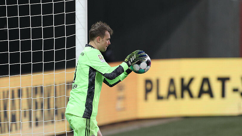 Manuel Neuer hielt in Augsburg erstmals seit drei Monaten wieder den Kasten sauber.