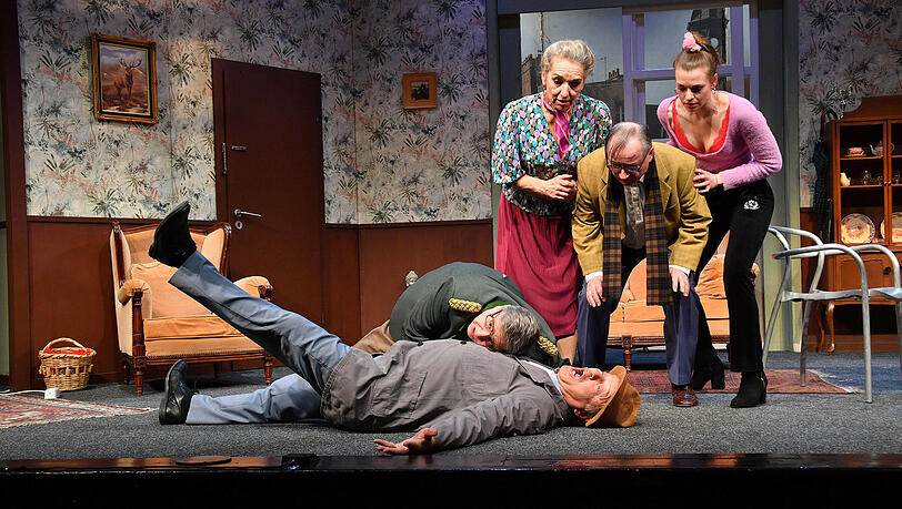Tom Gerhardt, Stephan Bieker, Irene Schwarz, Stefan Preiss und Franziska Ferrari in "Hausmeister Krause - du lebst nur zweimal".
