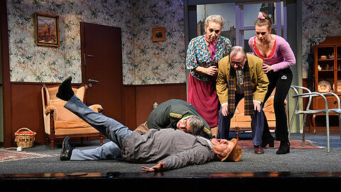 Tom Gerhardt, Stephan Bieker, Irene Schwarz, Stefan Preiss und Franziska Ferrari in "Hausmeister Krause - du lebst nur zweimal".