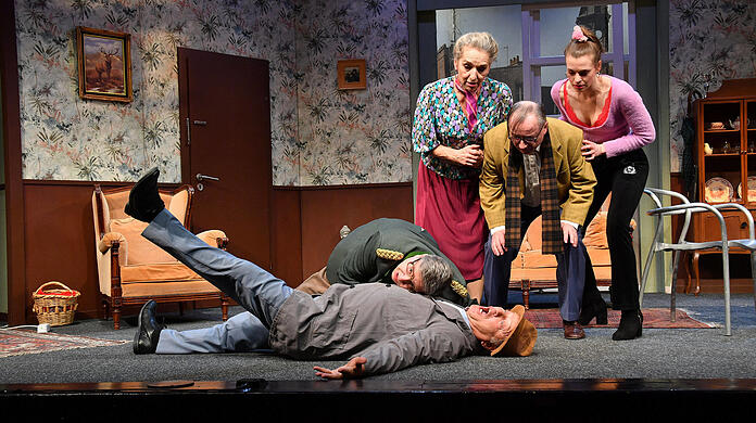 Tom Gerhardt, Stephan Bieker, Irene Schwarz, Stefan Preiss und Franziska Ferrari in "Hausmeister Krause - du lebst nur zweimal".